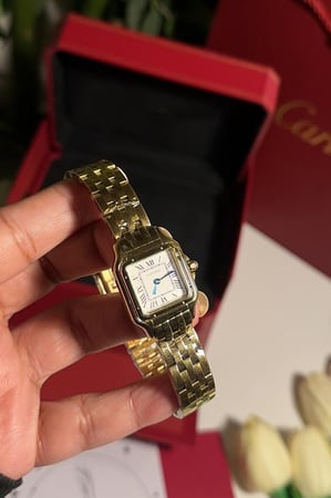 ساعة كارتير نسائيه ذهبي
