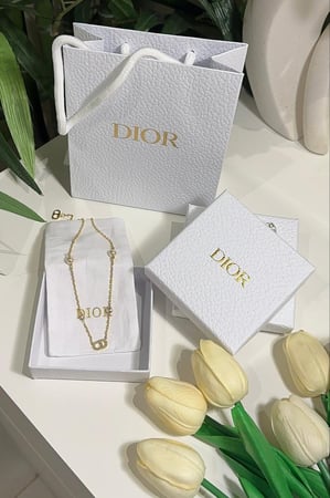عِقد بختم Dior