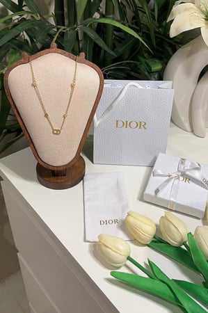 عِقد بختم Dior