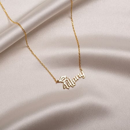 سلسال اسم بقبعة التخرج