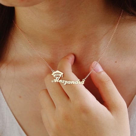 سلسال اسم بقبعة التخرج