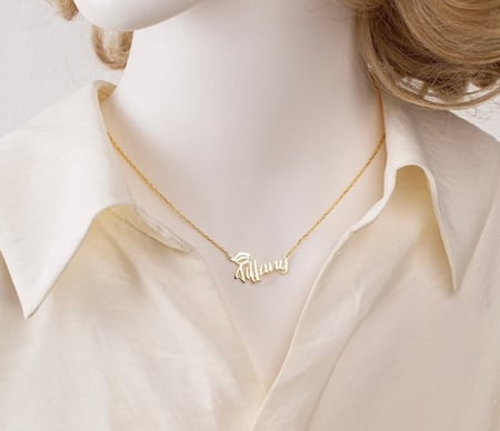 سلسال اسم بقبعة التخرج