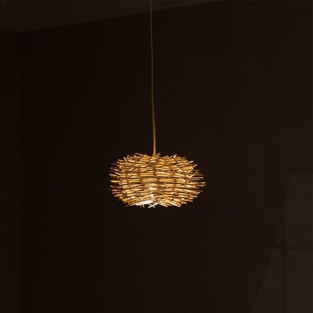 ثريا علاقية ريفية على شكل عش طائر مكونة من عشرات القطع الخيزرانية