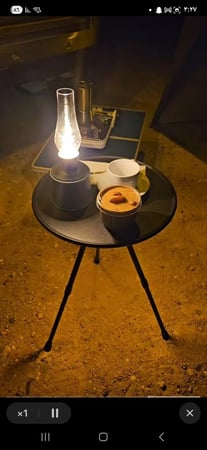 طاولة دائرية قابلة للطي لون اسود مع سلة