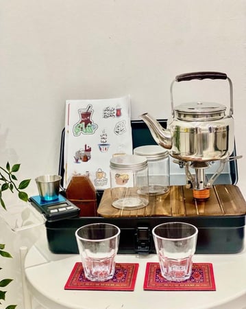 صندوق طقم عزبة شاي متكامل، وهو مثالي للرحلات والتخييم [1، 2].