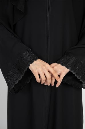 عباية مطرزة