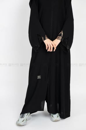 عباية مطرزة