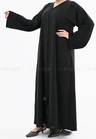 عباية محددة بخطوط سوداء