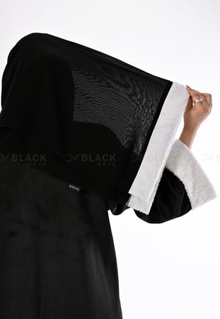 صورة طرحة العباية محددة بالصوف الابيض