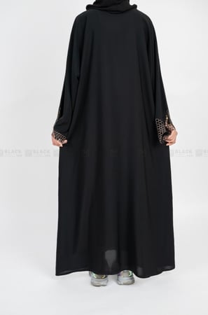 عباية مطرزة