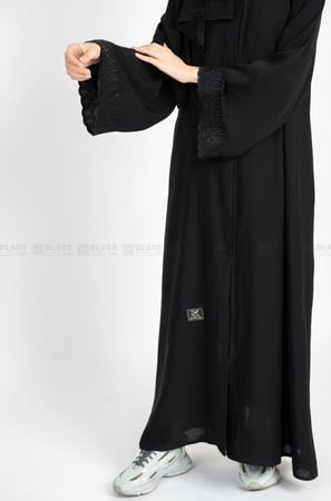 عباية مطرزة