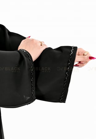 عباية كتف سوداء بتطريز اسود