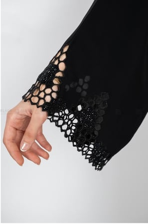 عباية مطرزة