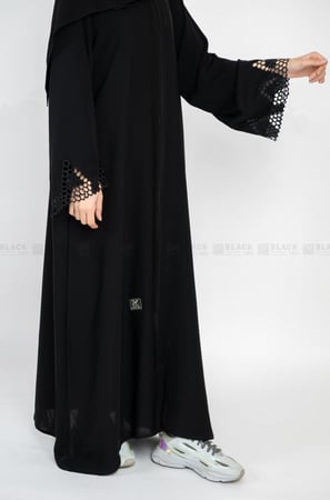 عباية مطرزة