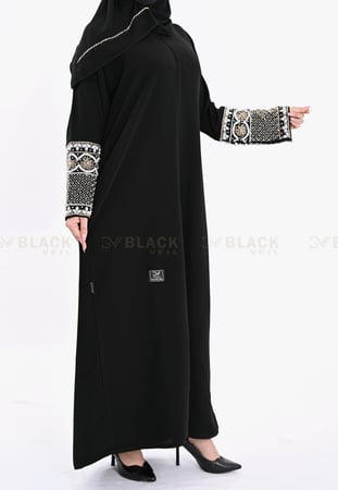 عباية كتف ملكي مطرزة