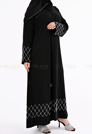 عباية كتف سوداء بتطريز ابيض