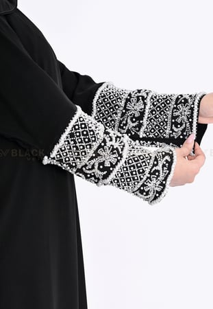 عباية كتف ملكي مطرزة