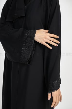 عباية مطرزة