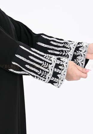 عباية كتف ملكي مطرزة