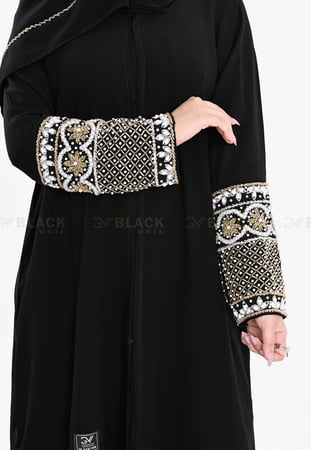 عباية كتف ملكي مطرزة