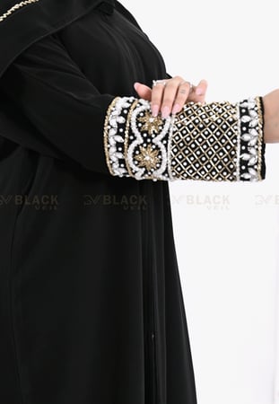 عباية كتف ملكي مطرزة