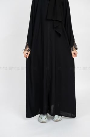 عباية مطرزة
