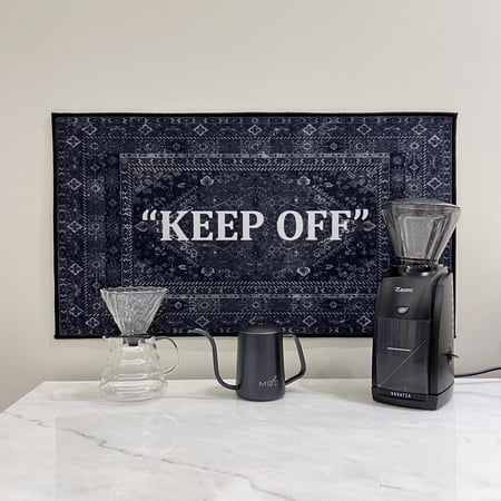 سجادة كلاسيك عصرية بعبارة "KEEP OFF"تصميم جريء ومتمرد للديكور المودرن