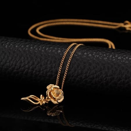 عقد الروز الذهبي