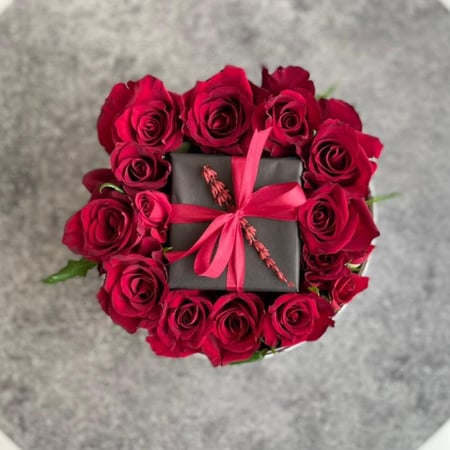 صندوق ابيض بالزينة