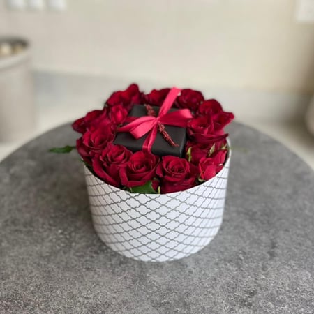 صندوق ابيض بالزينة