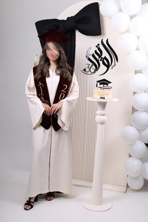 عباية تخرج بيج و برغندي وذهبي 2026