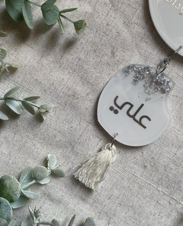 تعليقة سيارة ابيض وفضي