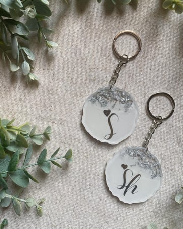 ميدالية مفاتيح شكل متعرج ابيض وفضي