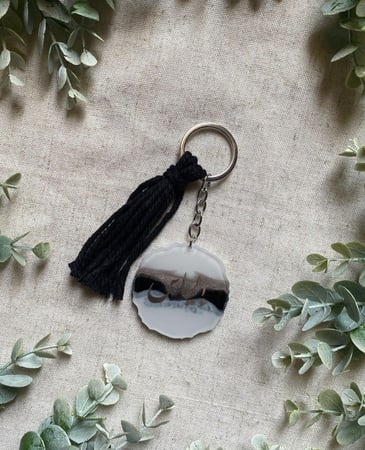 ميدالية مفاتيح ومكرميه شكل متعرج رماديات واسود