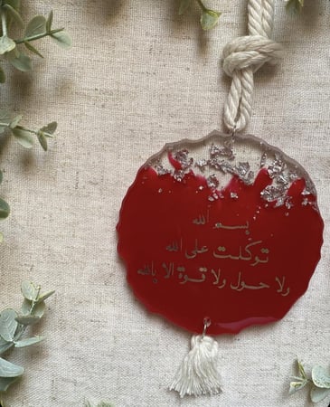 تعليقة سيارة شكل متعرج احمر