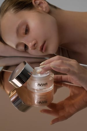 كريم تجديد البشرة بالكافيار من Caviar Of Switzerland
