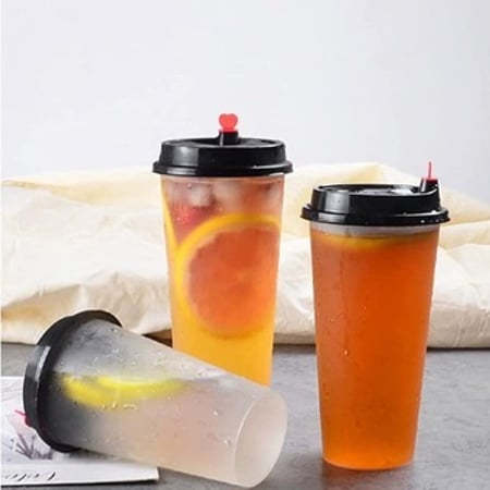 اكواب بلاستيك شفافة بغطاء أسود للعصائر