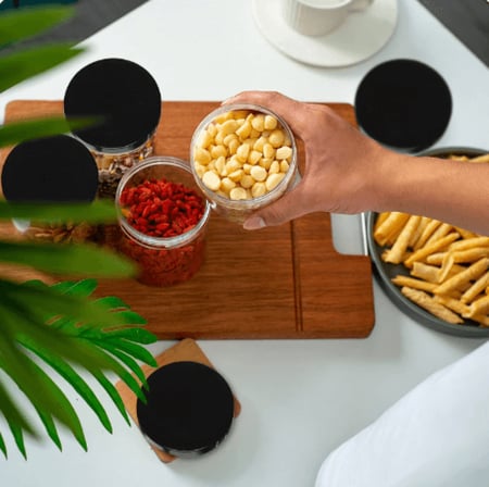 علب بلاستيك بغطاء اسود 720 مل