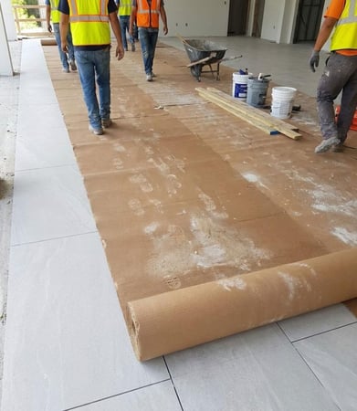 رول كرتون بني مموج للتغليف وزن 25 كيلو , عرض 2 متر