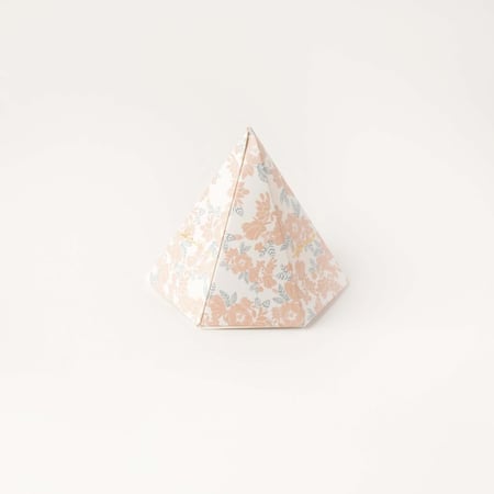 علب  توزيعات بشكل هرمي فاخر وشريطةبيج بعبارة عيدكم مبارك /العدد 12