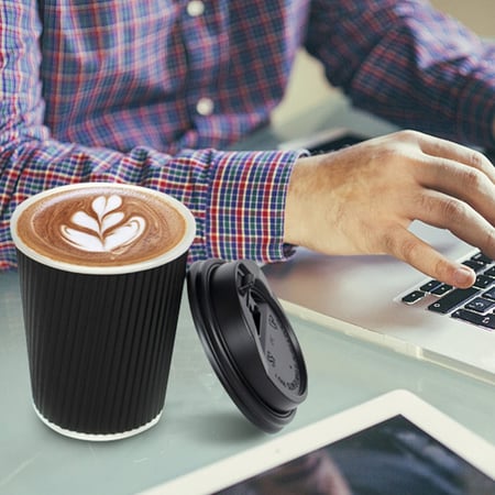 اكواب ورقية اسود مموج بغطاء للقهوة