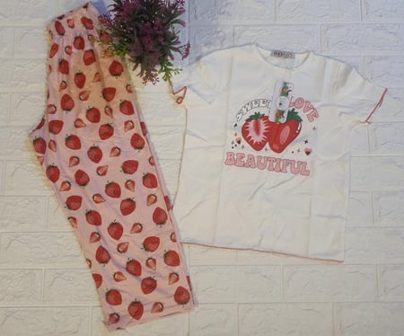 بيجامة بناتي قطنيه باللون الابيض برسمه الفراوله