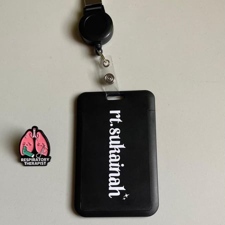 حامل بطاقة مع بروش