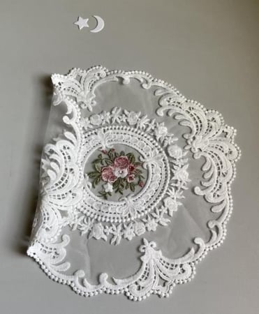 مفرش دانتيل ورد أبيض