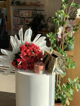 باقة  بيبي روز مع شوكلت انوش بوكس صغير