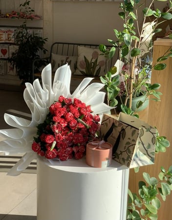 باقة  بيبي روز مع شوكلت انوش بوكس صغير