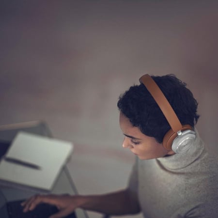 سماعة رأس بيوبلاي اتش اكس من بانج اند اولفسن