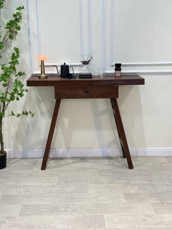 مدخل خشبي بني غامق مع درج