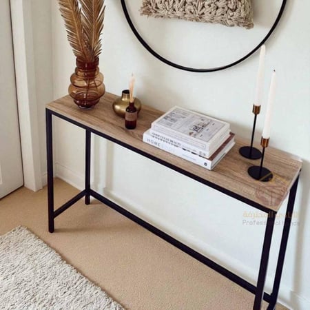 مدخل حديد سطح خشب فاتح