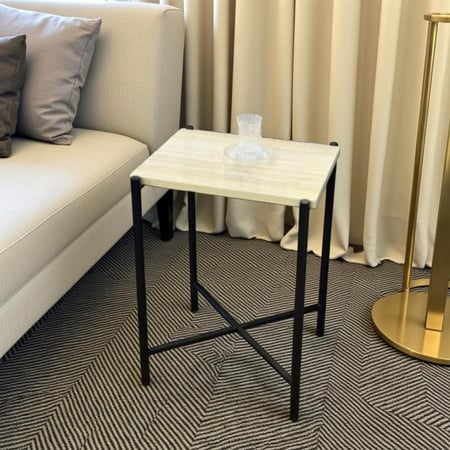 طاولة خدمة بسطح بديل رخام – تصميم عصري بقاعدة حديد بلون أسود